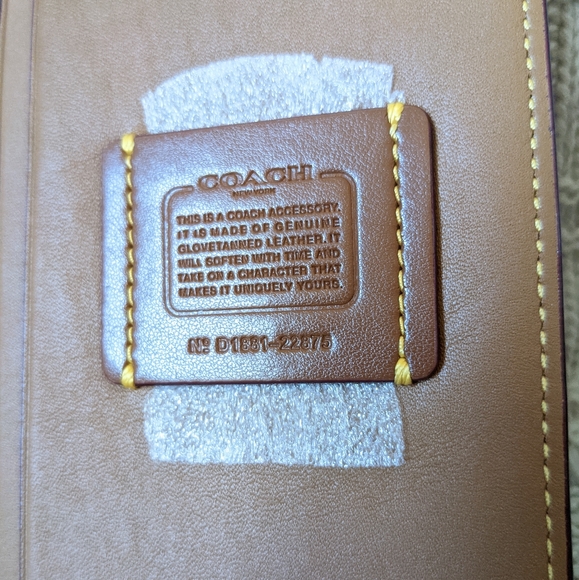 Coach Passport Case in Light Saddle - BNWT - Picture 5 of 14